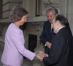 Su Majestad la Reina Doña Sofía recibe el saludo del presidente de la Real Academia Nacional de Medicina, Joaquín Poch